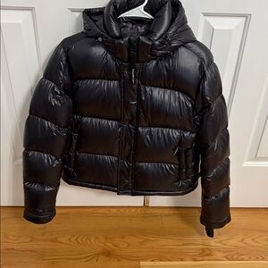 Aritzia Super Puff Shorty – Black Liquid Shine size small.